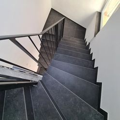 Treppenhaus mit 1200x600x6mm und 600x600mm Feinsteinzeugfliesen
